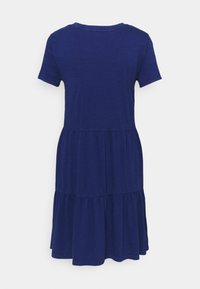Granatowa sukienka z krótkim rękawem, z falbaniastrą spódnicą i okrągłym dekoltem, pokazana z tyłu na białym tle.
