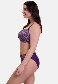 Ensemble de bikini violet comprenant un bralette à motifs avec des bretelles ajustables et un bas taille haute. Texture lisse avec des accents décoratifs.