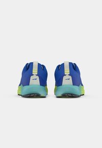 Baskets de sport bleues avec une tige texturée, des accents jaune-vert et un design léger avec une semelle noire contrastante.