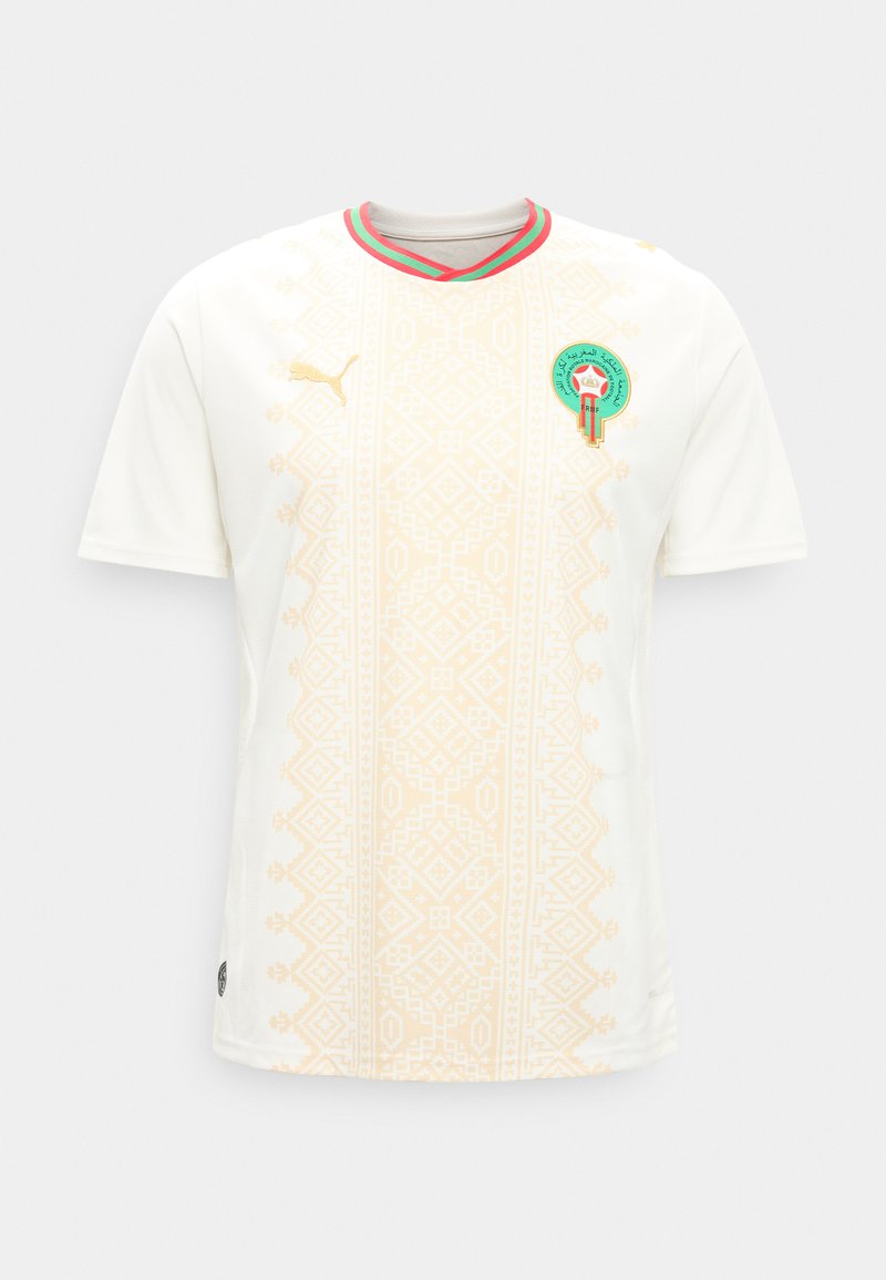 Maillot de sport blanc avec motif géométrique beige, écusson de l'équipe de football du Maroc sur la poitrine, col rayé rouge et vert, et logo Puma doré.