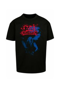 Sort bomulds t-shirt med en blå grafik af en figur og rød "Ozzy Osbourne" tekst på forsiden. Korte ærmer og rund halsudskæring.
