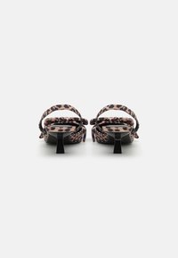 Sorte og pink leopardmønstrede stiletter med rund tå, dobbelte stropper og lav kittenhælt. Glat overflade med sløjfe detalje.