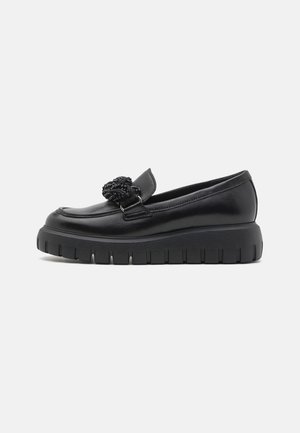 Sorte læder loafers med en tekstureret knudeaccent, chunky gummisål og strømlinet design. Glat overflade og afrundet tåform.
