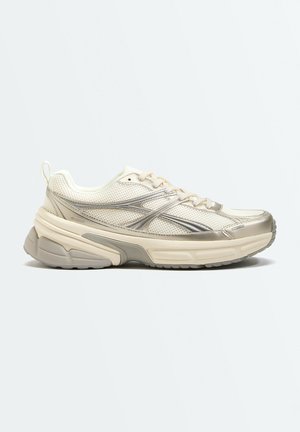OYSHO, RUNNING TRAINERS - Baskets basses - off-white