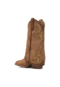 Stivale da cowboy in suede marrone con decorazioni di borchie dorate in motivi a spirale. Presenta un tacco basso e linguette superiori per facilitare l'indossamento.