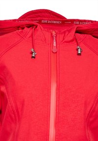 Rode hoodie met een textuurafwerking, voorzien van een ritssluiting aan de voorkant, verstelbare trekkoorden en metalen accenten op de capuchon.