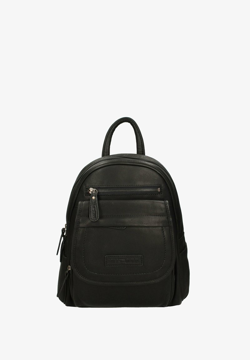 Sac à dos en cuir noir avec une forme arrondie, une poignée supérieure, une poche zippée à l'avant et un détail patch à l'avant. Présente une texture lisse et des coutures contrastées.