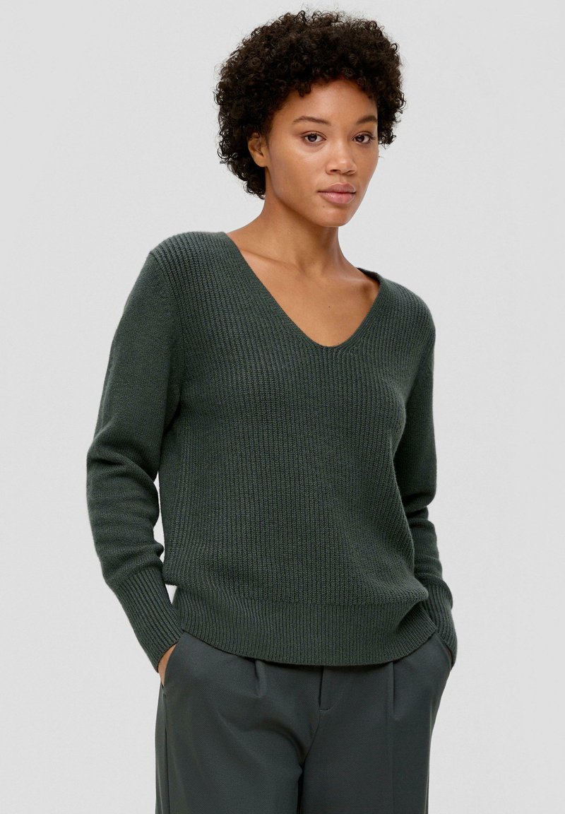 s.Oliver MIT V-AUSSCHNITT - Strickpullover - olivgrün