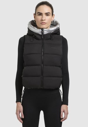 Zwarte puffer gilet met een glanzende zilveren capuchon, voorzien van een voorkant rits, verstelbare koordjes en horizontale gestikte textuur.