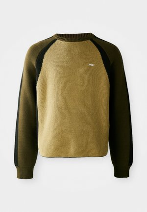 Suéter de punto verde oliva y negro con mangas raglán, cuello redondo acanalado y pequeño logo blanco en el pecho. Tejido texturizado.