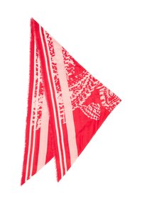 Écharpe triangulaire rouge présentant un motif rayé audacieux dans des nuances variées de rouge et de rose, avec des bords frangés et une texture lisse.