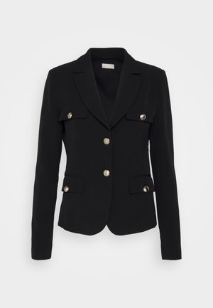 Blazer noir sur mesure avec manches longues, col à revers cranté et quatre poches avant à rabat avec boutons argentés.