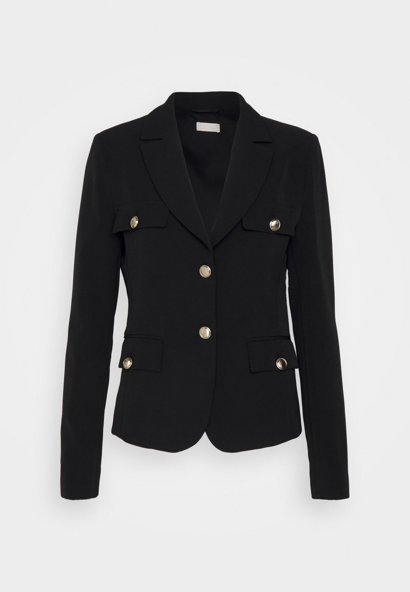 Blazer noir sur mesure avec manches longues, col à revers cranté et quatre poches avant à rabat avec boutons argentés.