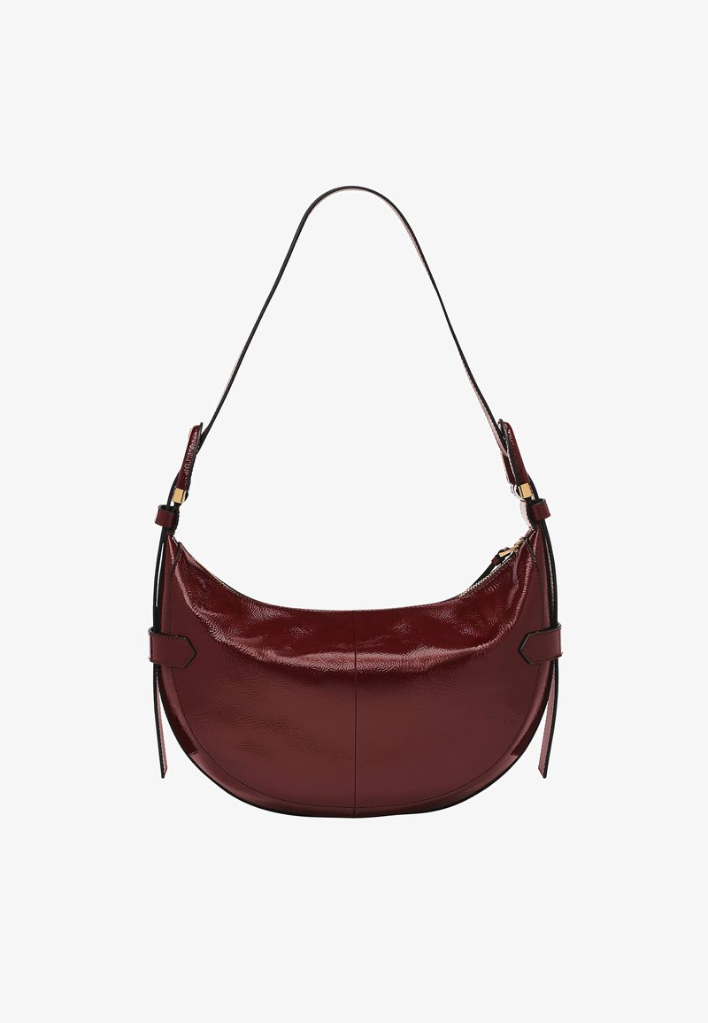 Bordeauxfarbene Ledertaschen mit abgerundeter Form, glatter glänzender Oberfläche, akzentuiert durch schwarze Riemen und goldfarbene Hardwaredetails.