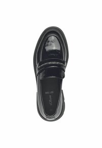 Čierna lakovaná kožená slip-on obuv s okrúhlou špičkou, dekoratívnym pásikom, textúrovaným vzorom a mäkkou penovou stielkou.