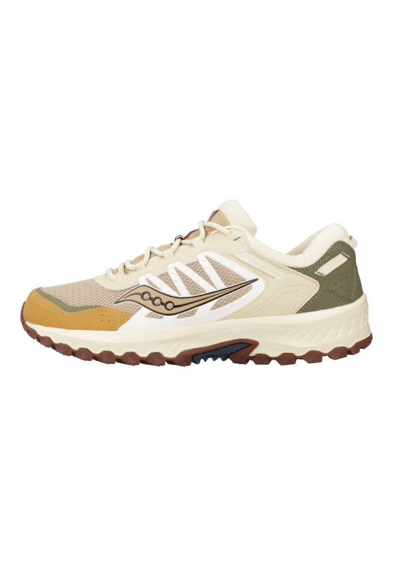 Beige en bruine sportschoenen van mesh en synthetische materialen, met een gestructureerde zool, witte accenten en een groene hielkap.