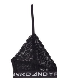 Bralette in pizzo nero con forma triangolare, bordi scallopati e una fascia elastica larga con lettering bianco. Include spalline regolabili.