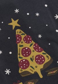 Pizza-vormige kerstboomontwerp in geel met rode peperoni, groene bladeren en witte sneeuwvlokken op een donkerblauwe achtergrond.
