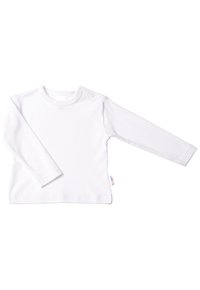 Langärmliges weißes Baumwollhemd mit rundem Ausschnitt und Druckknopfverschluss an der Schulter. Weiche Textur, minimalistisches Design, keine Muster.