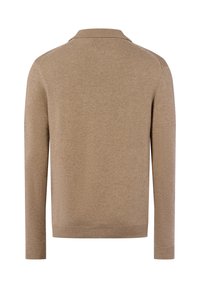 Brauner Strickpullover mit kragenähnlichem Ausschnitt und langen Ärmeln. Glatte Textur und gerippter Saum. Keine sichtbaren Muster oder Verzierungen.