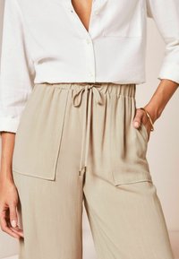 Lipsy WIDE - Auduma bikses - cream