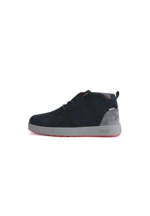 Stivaletti alla caviglia in suede blu scuro con accenti grigi e una suola in gomma rossa, caratterizzati da lacci e un design cucito sulla parte superiore.