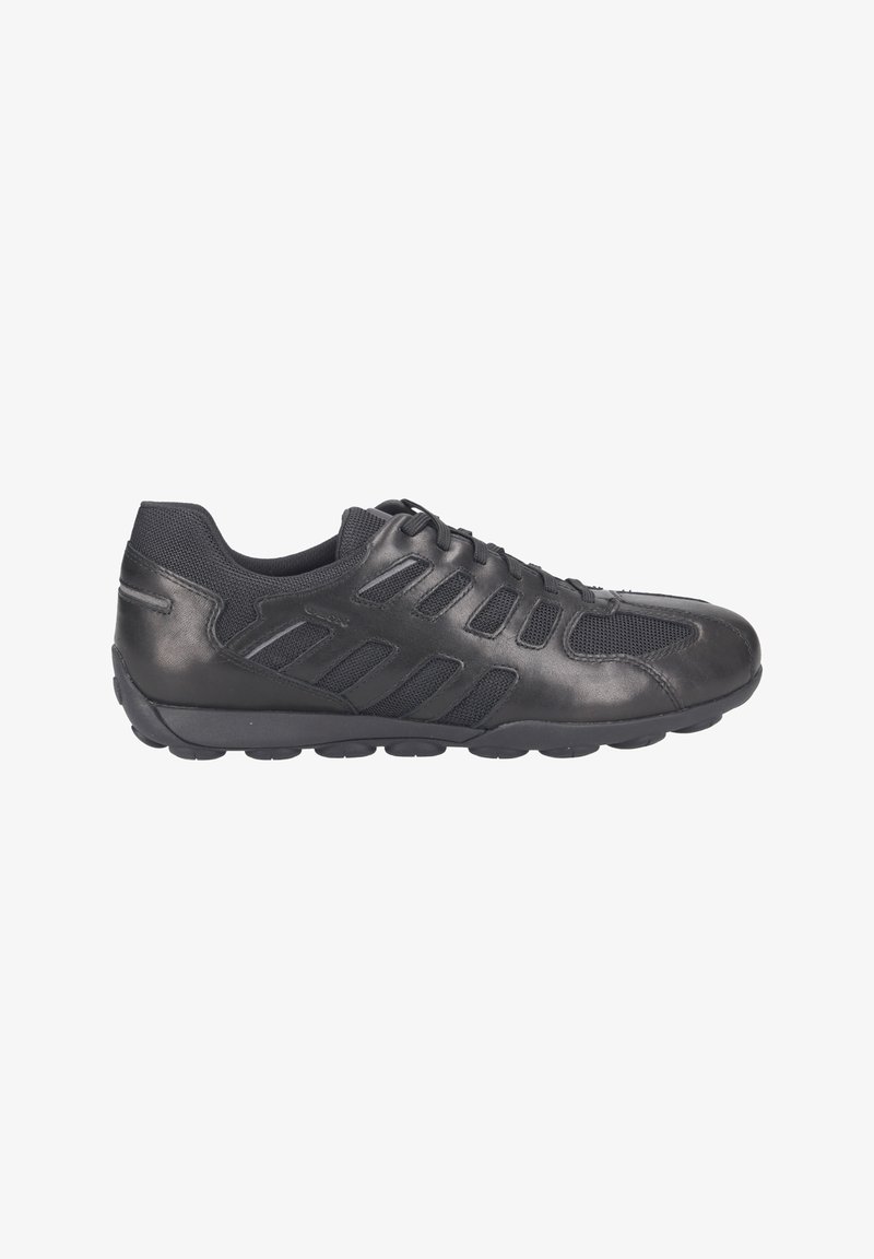 Czarne buty sportowe z gładkiej skórzanej cholewki i siateczkowymi detalami. Posiadają wyściełany kołnierz, sznurowany design oraz fakturowaną gumową podeszwę.