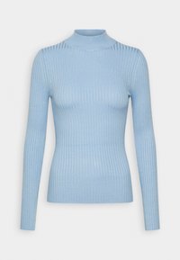 Pull en maille côtelée bleu clair avec manches longues et col montant, silhouette ajustée.