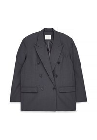 Blazer doppiopetto grigio scuro con revers a punta, due tasche frontali e due file di bottoni. Tessuto liscio, vestibilità sartoriale, interno foderato.