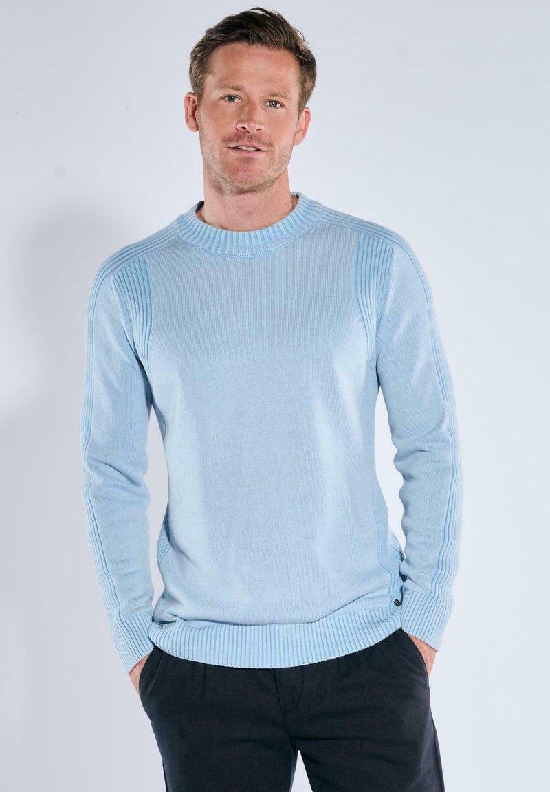 Hellblauer Pullover aus weichem Strickstoff, mit gerippten Akzenten an den Schultern und Bündchen, rundem Halsausschnitt und lockerer Passform.