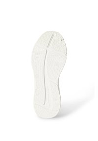 Biała guma podeszwy sportowego obuwia z teksturowanym bieżnikiem i logo Nike swoosh, pokazana z dolnej strony na białym tle.