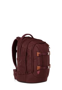Zaino bordeaux con spalline imbottite, molteplici scomparti e dettagli in pelle marrone. Presenta un design robusto e strutturato, realizzato in tessuto resistente.