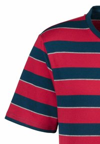 Crvena i mornarsko plava prugasta majica kratkih rukava s sivim akcent prugama, okrugli izrez, pamučni materijal, glatka tekstura i precizno šivanje.