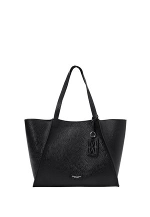Zwarte leren tote bag met textuur, twee handvatten en een vierkante logolabel die aan een van de handvatten hangt.