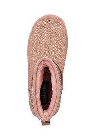 Bota rosa de tipo slip-on con embellishments de strass, forro suave y aterciopelado, parte superior texturizada y una lengüeta en la parte trasera para facilitar su uso.