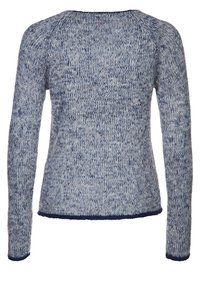 Suéter de punto en azul y gris claro, con mangas largas y cuello redondo. Hilo texturizado con un dobladillo en azul marino oscuro en contraste.