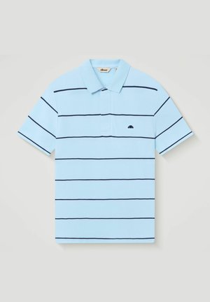 Polo de manga corta azul claro con rayas horizontales azul marino y pequeño logo azul marino en el pecho izquierdo, colocado plano sobre fondo gris.