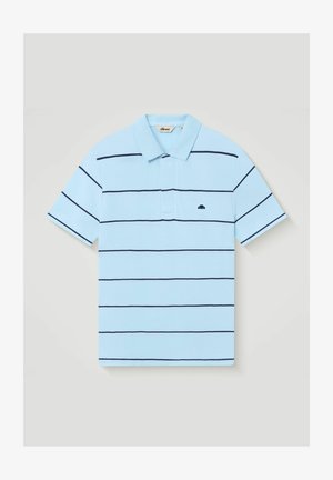 Polo de manga corta azul claro con rayas horizontales azul marino y pequeño logo azul marino en el pecho izquierdo, colocado plano sobre fondo gris.