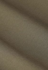 Tissu texturé dans une teinte vert olive atténuée, présentant un motif à motif fin et une surface lisse, mettant en avant la flexibilité et la durabilité.