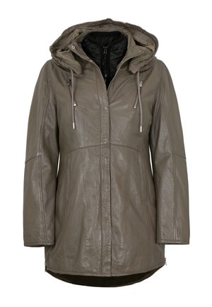 Olivgrüne Lederjacke mit Kapuze, ausgestattet mit einem Frontreißverschluss, Seitentaschen und einem etwas verlängerten Rückenabschluss. Glatte Textur, minimalistisches Design.