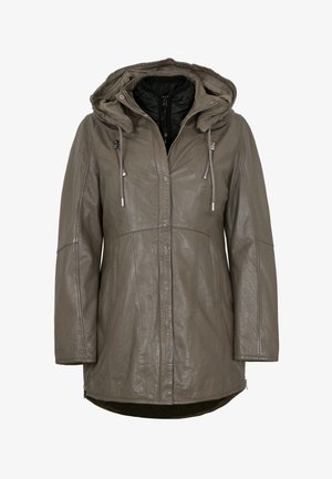 Olivgrüne Lederjacke mit Kapuze, ausgestattet mit einem Frontreißverschluss, Seitentaschen und einem etwas verlängerten Rückenabschluss. Glatte Textur, minimalistisches Design.