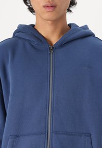 Hollister Co. BOXY LOGO - Felpa con zip - dark denim