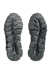Semelles en caoutchouc noir avec de profonds rainures et motifs de traction. Deux accents bleus le long des côtés. Texture durable adaptée à une utilisation en extérieur.