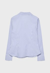 Jasnoniebieska koszula w wąskie białe paski, z długimi rękawami, spiczastym kołnierzykiem i mankietami na guziki. Gładka tkanina o dopasowanym kroju.