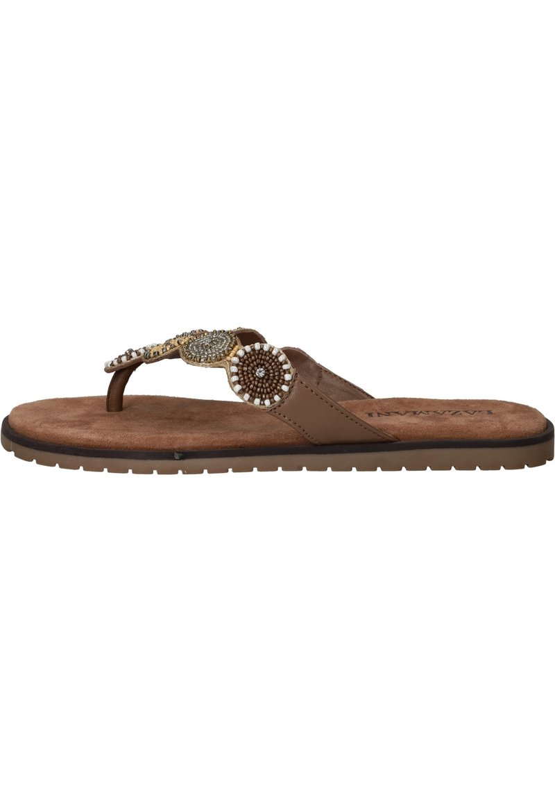Bruine flip-flop sandaal met een gestructureerde voetbed, teenstuk ontwerp en decoratieve parelaccenten in goud en wit op de straps.