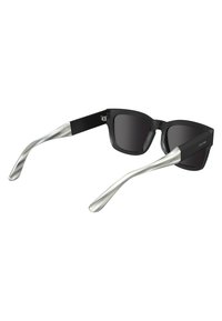 Gafas de sol rectangulares negras con lentes oscuros, que presentan brazos con acentos plateados y un diseño elegante y curvado.