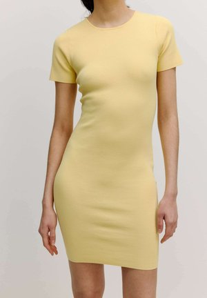 Gelbes geripptes Kleid mit kurzen Ärmeln, figurbetontem Design, rundem Ausschnitt und glatter Textur, das oberhalb des Knies endet.
