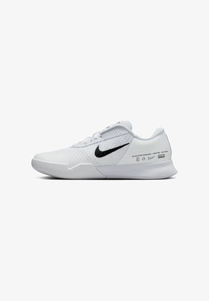 Baskets blanches avec une tige texturée, un subtil swoosh Nike noir et des détails de logo sur le talon. Comprend un design de semelle arrondie.