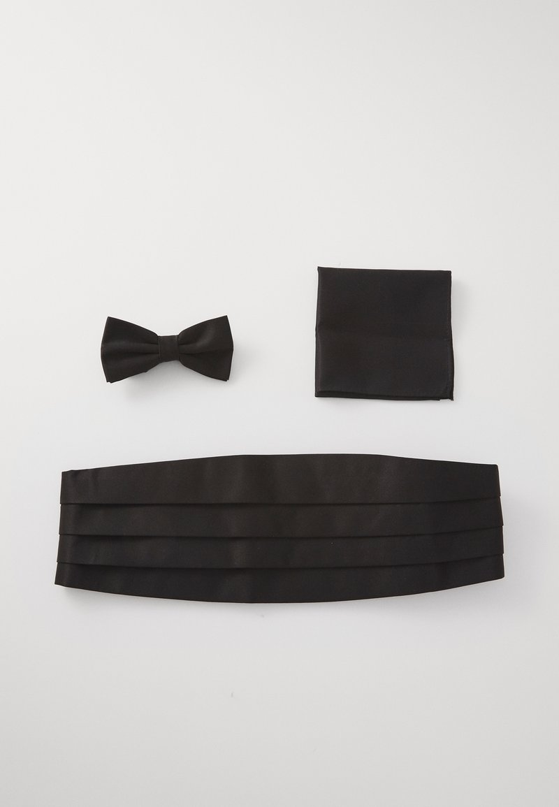 Nœud papillon noir, pochette, et ceinture plissée. Tous les articles sont en tissu lisse, présentant une finition mate uniforme.