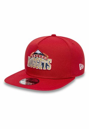 Roter Baseballcap mit Denver Nuggets-Logo, das einen Berggipfel und großen Text auf der Vorderseite zeigt, und flachem Schirm mit Aufkleber.